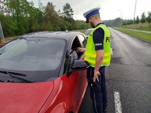 Policjanci podczas badania stanu trzeźwości kierowców.
