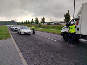 Policjanci podczas badania stanu trzeźwości kierowców.