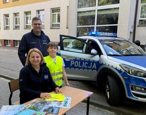 Policjanci i uczniowie podczas festynu.