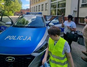 Policjanci i uczniowie podczas festynu.
