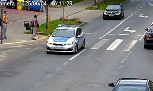 Radiowóz i auto osobowe podczas pilotażu.