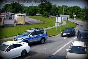 radiowóz pilotujący auto