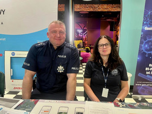 Policjanci podczas działań profilaktycznych w CH Rondo.