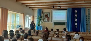 Policyjna profilaktyk i uczniowie podczas prelekcji.