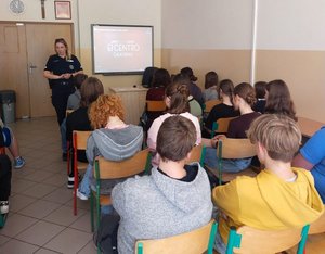 Policjantki i uczniowie podczas prelekcji.