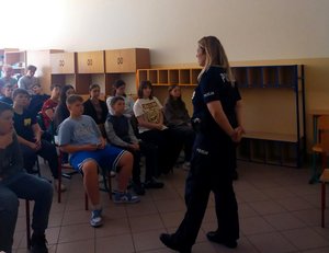 Policjantki i uczniowie podczas prelekcji.