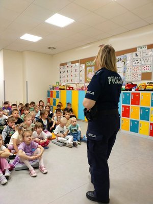 Policjantki i uczniowie podczas prelekcji.