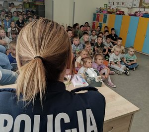 policjantka i uczniowie podczas prelekcji