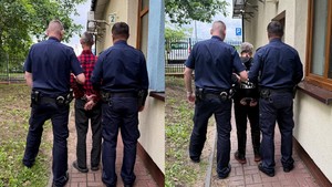 Policjanci prowadzą zatrzymanego.