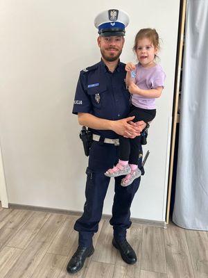 POLICJANCI I DZIECI PODCZAS SPOTKAŃ
