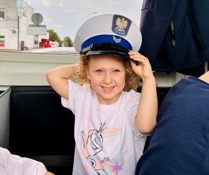 POLICJANCI I DZIECI PODCZAS SPOTKAŃ