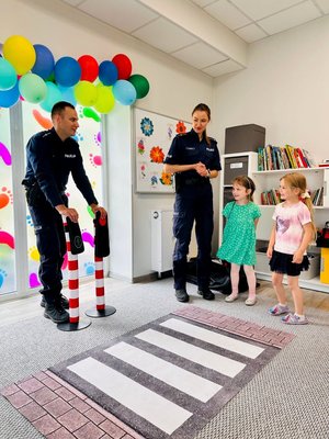 POLICJANCI I DZIECI PODCZAS SPOTKAŃ