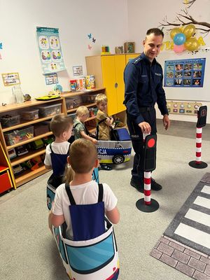 POLICJANCI I DZIECI PODCZAS SPOTKAŃ