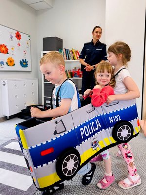 POLICJANCI I DZIECI PODCZAS SPOTKAŃ