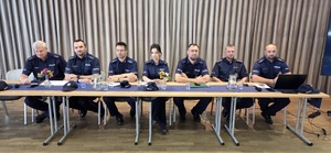 Policjanci i Seniorzy podczas debaty.