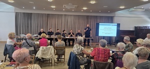 Policjanci i Seniorzy podczas debaty.