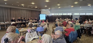 Policjanci i Seniorzy podczas debaty.