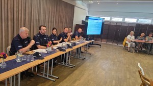 Policjanci i Seniorzy podczas debaty.