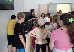 Policjanci i uczniowie podczas spotkania w komendzie.