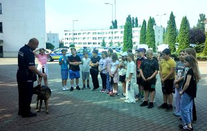 Policjanci i uczniowie podczas spotkania w komendzie.