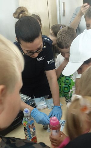Policjanci i uczniowie podczas spotkania w komendzie.