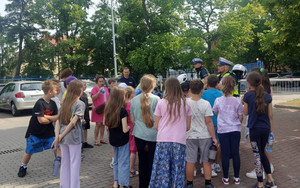 Policjanci i uczniowie podczas spotkania w komendzie.