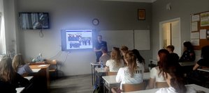 Policjant i uczniowie podczas zajęć.