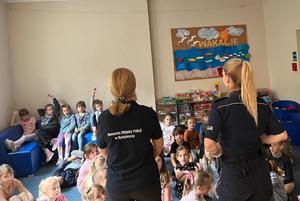 Policyjni profilaktycy oraz uczniowie podczas zajęć.