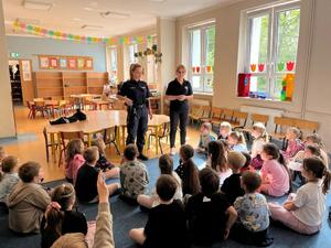 Policyjni profilaktycy oraz uczniowie podczas zajęć.