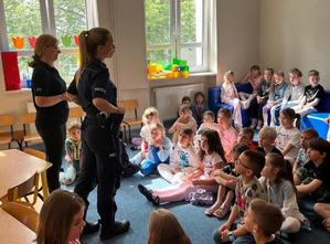 Policyjni profilaktycy oraz uczniowie podczas zajęć.