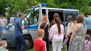 Policjanci i uczestnicy festynów.