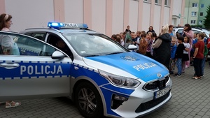 Policjanci i uczestnicy festynów.
