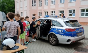 Policjanci i uczestnicy festynów.