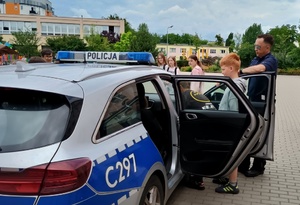 Policjanci i uczestnicy festynów.