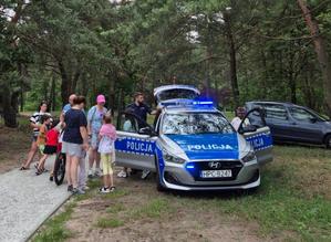 Policjanci i uczestnicy podczas festynu.