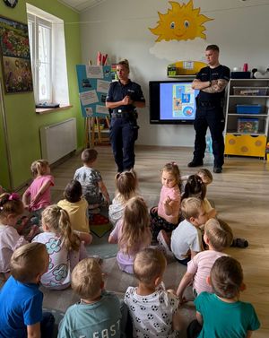 Policjanci i dzieci podczas prelekcji.