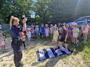 dzieci i policjanci podczas spotkania