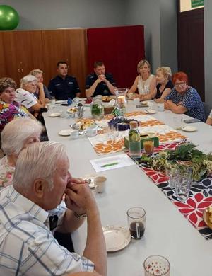 Policjanci i Seniorzy podczas spotkania.
