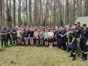 policjanci i inne służby oraz uczestnicy obozu podczas kontroli
