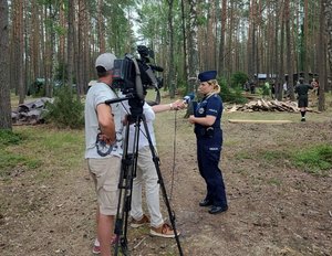 policjanci i inne służby oraz uczestnicy obozu podczas kontroli
