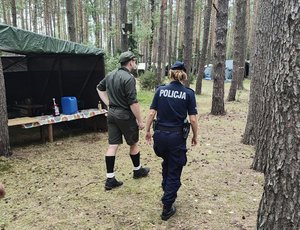 policjanci i inne służby oraz uczestnicy obozu podczas kontroli