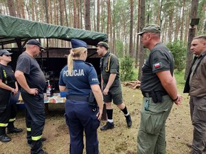 policjanci i inne służby oraz uczestnicy obozu podczas kontroli