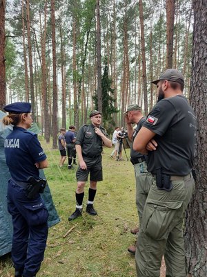 policjanci i inne służby oraz uczestnicy obozu podczas kontroli