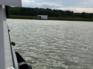 Policjanci podczas udzielania pomocy załodze hausboota.