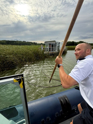 Policjanci podczas udzielania pomocy załodze hausboota.