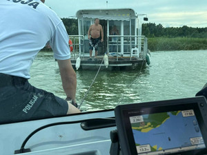 Policjanci podczas udzielania pomocy załodze hausboota.