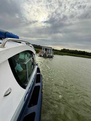 Policjanci podczas udzielania pomocy załodze hausboota.