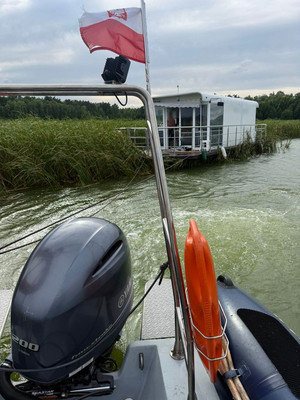 Policjanci podczas udzielania pomocy załodze hausboota.