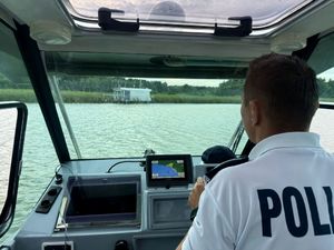 Policjanci podczas udzielania pomocy załodze hausboota.