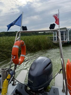 Policjanci podczas udzielania pomocy załodze hausboota.
